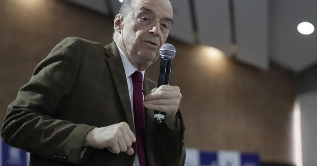 Ratifican destitución e inhabilidad por 10 años contra Álvaro Leyva por contrato de los pasaportes