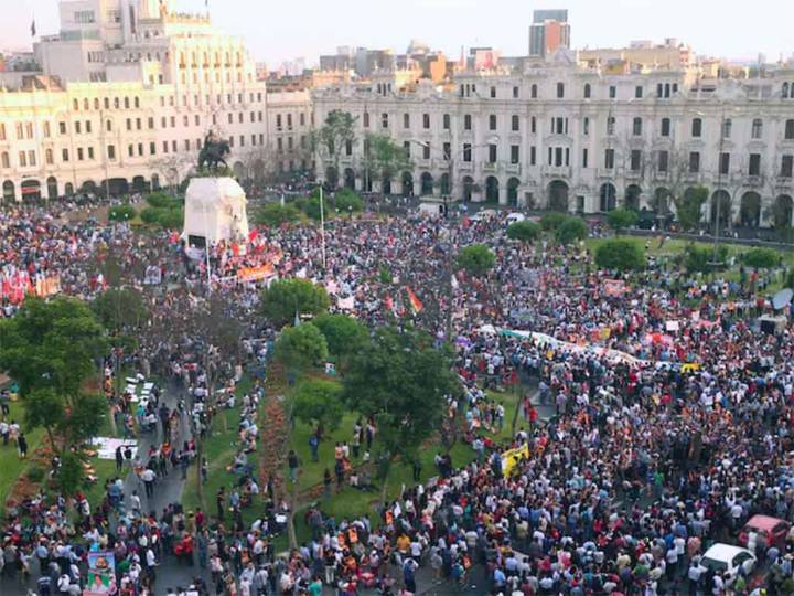 Policía dispersa marcha contra ley de pensiones en Perú