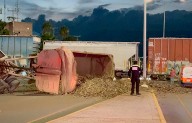 Trailero intenta ganarle el paso al tren y provoca accidente en Saltillo
