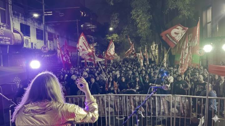 Se cruzaron con Adorni por el "Campamento Anticapitalista" y ahora van por un salario mínimo de $ 2 millones