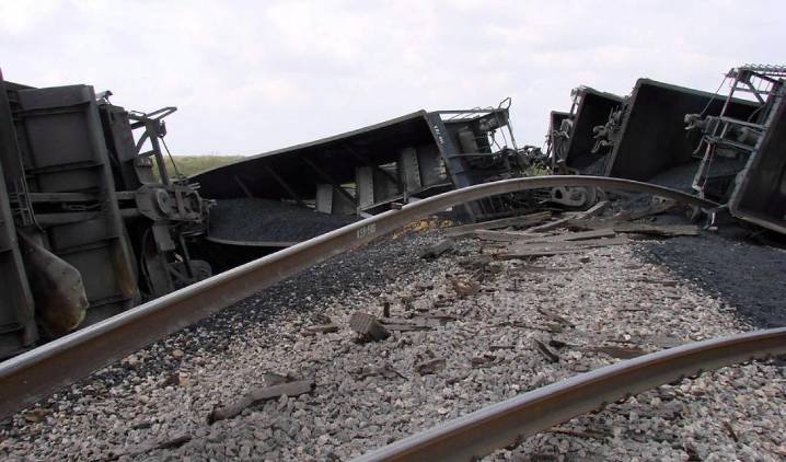 Atentan con explosivos dos tramos de la línea férrea de Cerrejón
