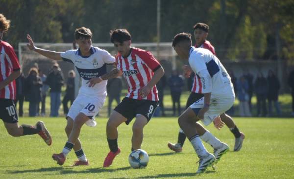 Clásicos de juveniles: el Pincha le ganó la pulseada al Lobo