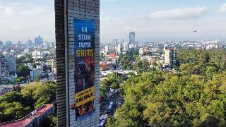 Greenpeace exige protección de la Selva Maya con protesta en la Estela de Luz
