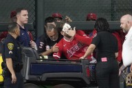Taylor Ward se parte la cara contra el marcador del estadio de los Astros por intentar coger una bola
