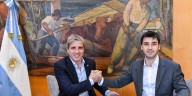 Luis Caputo firmó convenios con Chubut y Tucumán para extinguir deudas y transferir obras y viviendas