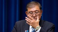Dimite el primer ministro japonés ante las críticas y divisiones en su partido
