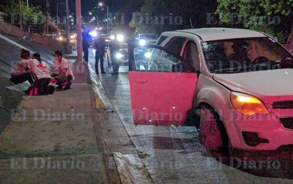Mujer pierde el control se sube al camellón y vuelca