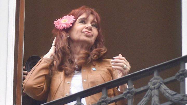 A 100 días de su detención: Cristina saludó desde el balcón de San José 1111 a la militancia
