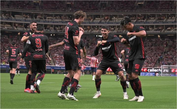 Chivas sufre humillante derrota en casa frente al Toluca; Alexis Vega brilla y anota