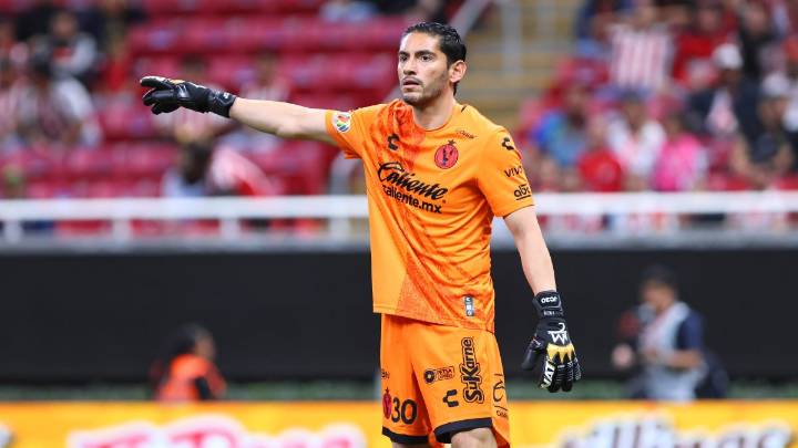 Chuy Corona entrega la estafeta de la portería de Xolos a su hijo