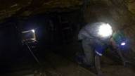 Derrumbe en una mina de oro en Colombia deja atrapados a 25 operarios
