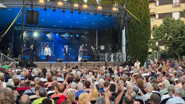 Lleno hasta la bandera en las fiestas de Binéfar para cantar los himnos de Mocedades