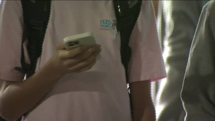 7 Investigates: Cell phone bans in Massachusetts schools