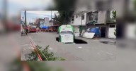 Camión repartidor de refrescos es tragado entero por socavón en Iztapalapa