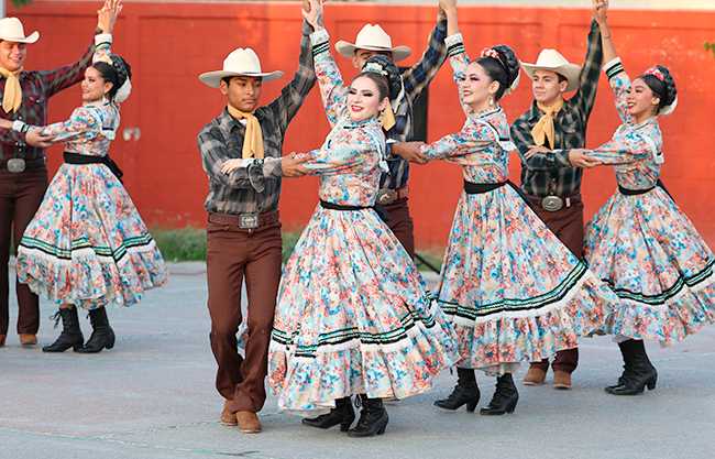 Viven una “Fiesta Mexicana” en la Saltillo 2000