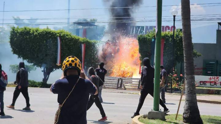 Normalistas de Ayotzinapa atacan con petardos y un vehículo la zona militar de Iguala