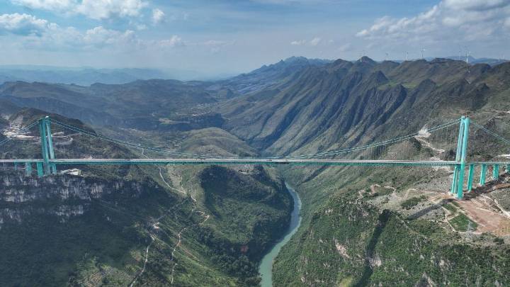 China inaugura el puente colgante más alto del mundo, a 625 metros sobre un río, la misma altura que su mayor rascacielos
