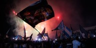 El impactante banderazo de los hinchas de Racing, a horas del cruce con Vélez por la Libertadores: el gesto del plantel y Costas