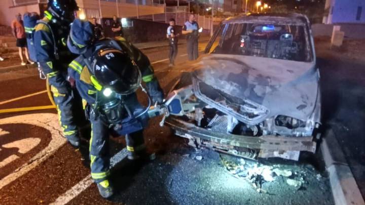 Buscan a tres jóvenes por la quema de cuatro coches en Tenerife