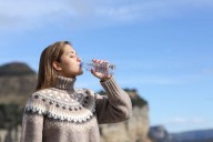 Estudio revela cifras alarmantes: esta cantidad de microplásticos consumes al tomar agua embotellada