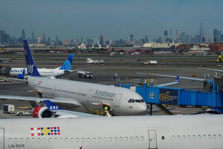 FAA extends order limiting Newark airport flights through October  2026