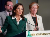 ¿Cuánto gana Kathy Hochul como gobernadora de New York?