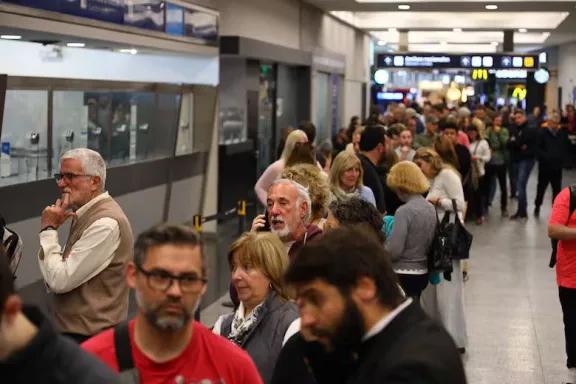 Largas filas en Renaper por revisión de pasaportes defectuosos