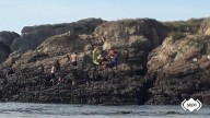 Rescatan en helicóptero a un joven herido en un islote frente a la playa de Ribeiría, en Tapia