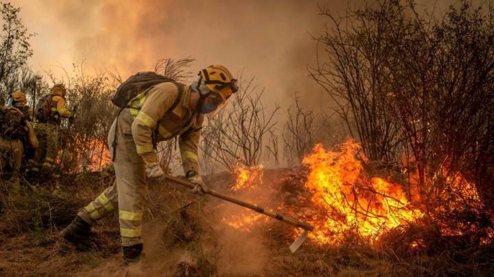 Un incendio en Villasinta de Torío en León moviliza a una veintena de medios