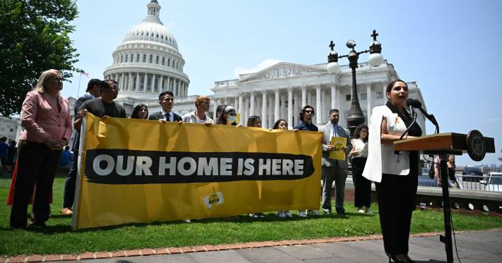 Democrats push Homeland Security Department on DACA recipients