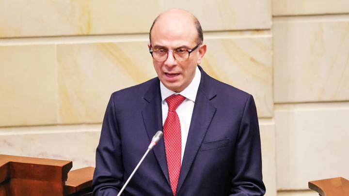 ¿Elección de Carlos Camargo en la Corte Constitucional violó la ley de cuotas? Admiten demanda