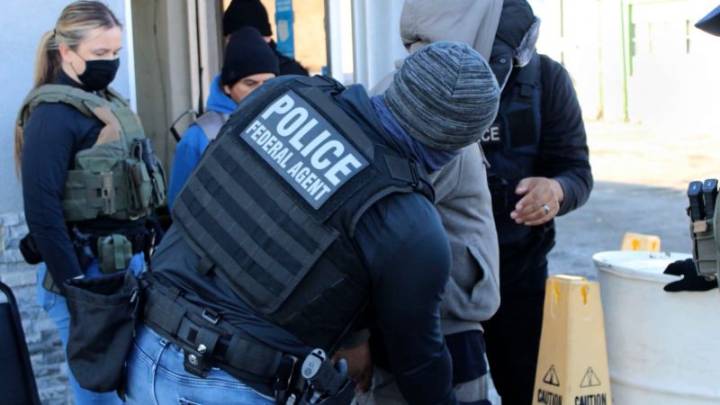 Muere una persona tras enfrentamiento con agentes de ICE en control vehicular
