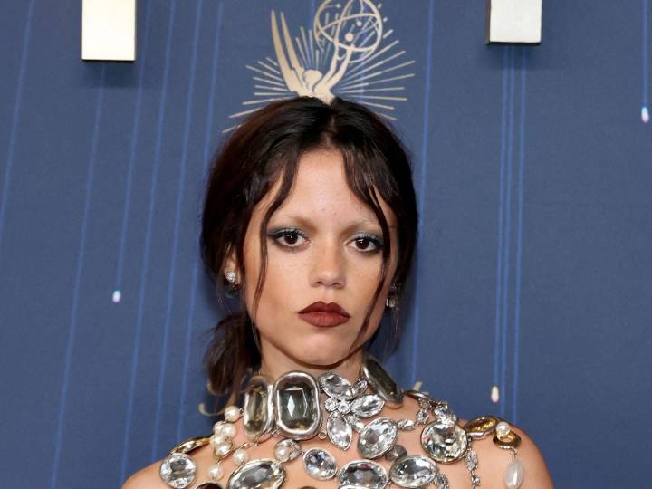 Jenna Ortega deslumbra en los Emmy con un arriesgado vestido joya