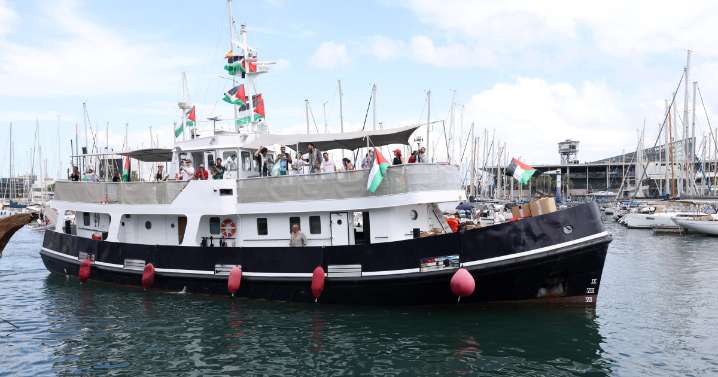 La flotilla en la que viajaban Ada Colau y Greta Thunberg rumbo a Gaza vuelve a Barcelona por el mal tiempo en el mar