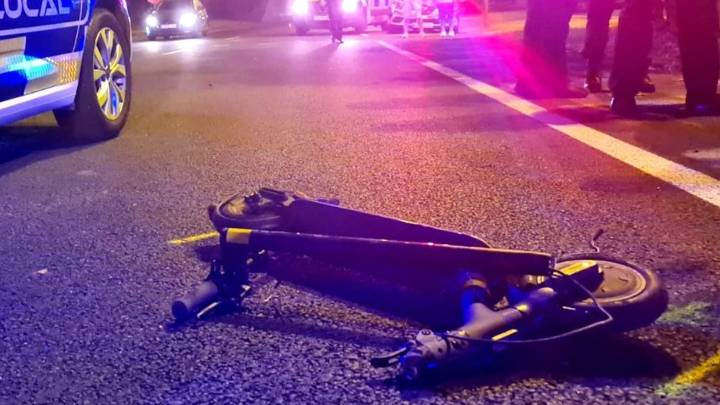 Un fallecido al chocar el patinete que conducía con un coche en una carretera