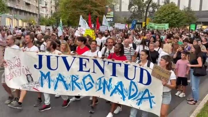 Más de 1.500 personas se manifiestan en Zaragoza en contra del cierre de las Zonas Jóvenes