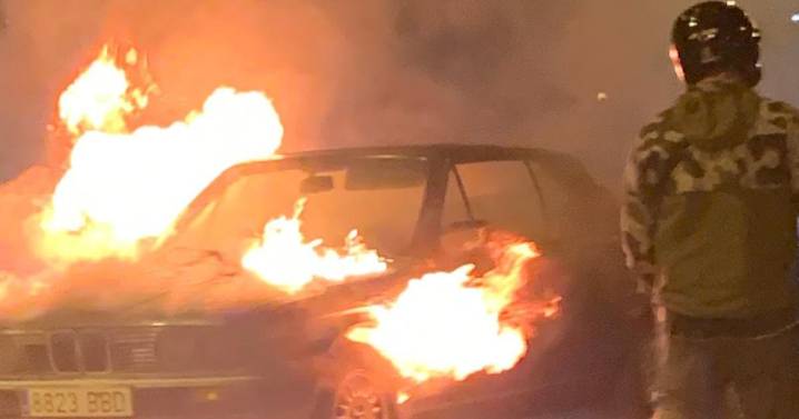 Explota un coche delante de La Seu