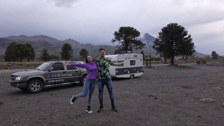 Música y amor sobre ruedas: la pareja de neuquinos que salió a la ruta detrás de un sueño