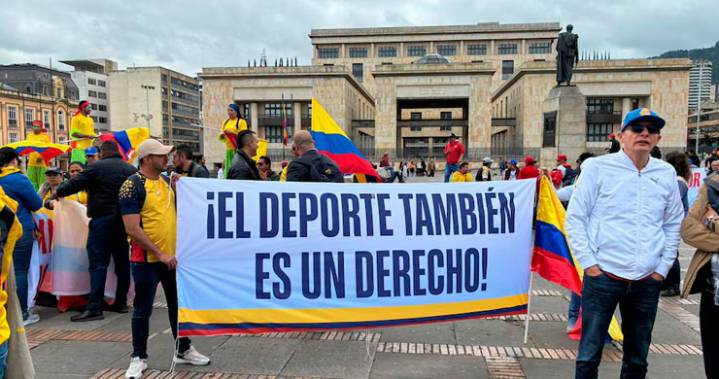Deportistas se tomaron la plaza de Bolívar para protestar por reducción de presupuesto