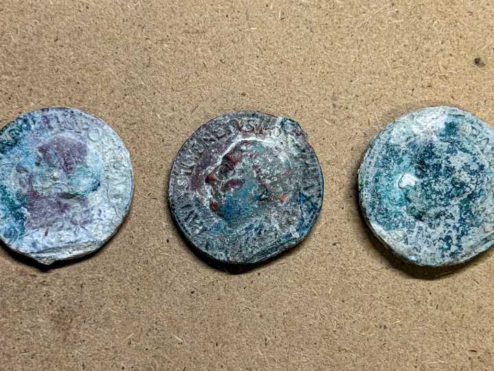Encontraron bajo tierra tres medallas de 1467 con la efigie del papa Pablo II