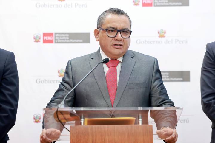 Fiscalía señala a Juan Santiváñez como líder de presunta red criminal