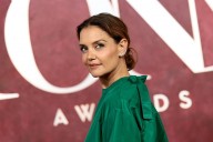 La trenza de espiga de Katie Holmes es el peinado (fácil) que no sabías que necesitabas tanto este entretiempo