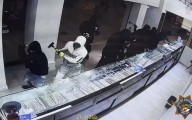 Decenas de personas enmascaradas roban joyería en California