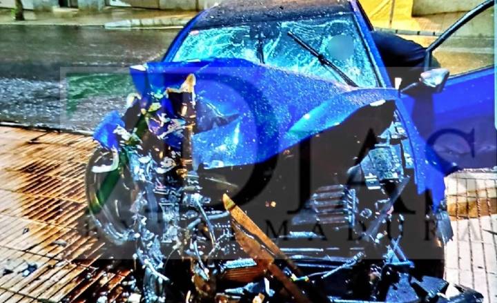 La Policía investiga un accidente en Plasencia: un turismo choca contra el muro de la Universidad