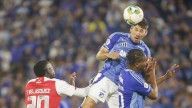 En Millonarios vs. Santa Fe, jugador terminó en el suelo por grave golpe en la nariz