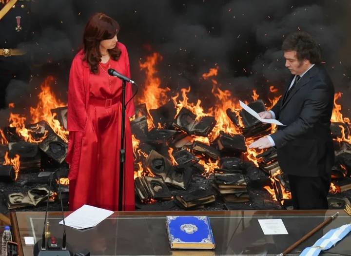 Cristina Kirchner a Milei: "¡La vas a chocar mal! Quemaste los libritos de la escuela austríaca"