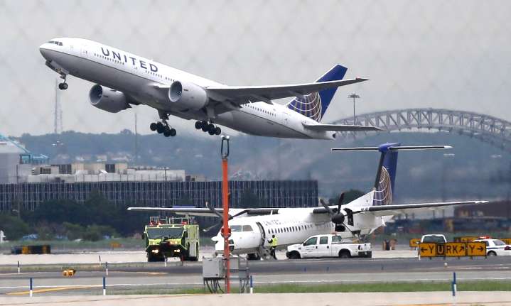 United Airlines facing a new lawsuit that could change how flight crews get paid
