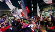 Del amor al odio: Afición de Chivas revienta a los jugadores en la serenata previa al Clásico Nacional