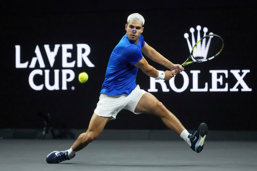 Alcaraz supera susto por lesión de tobillo y avanza en el Abierto de Japón