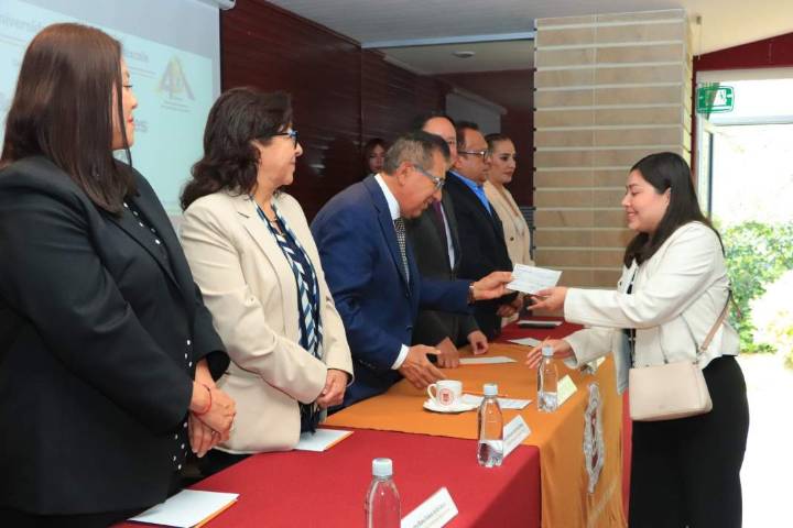 UATx entrega 3,067 becas Primavera 2025 y fortalece formación de estudiantes